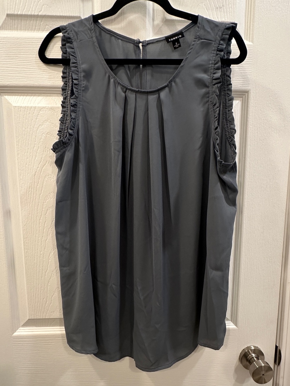 Torrid sleeveless ruffled shoulder blouse size 2X EUC